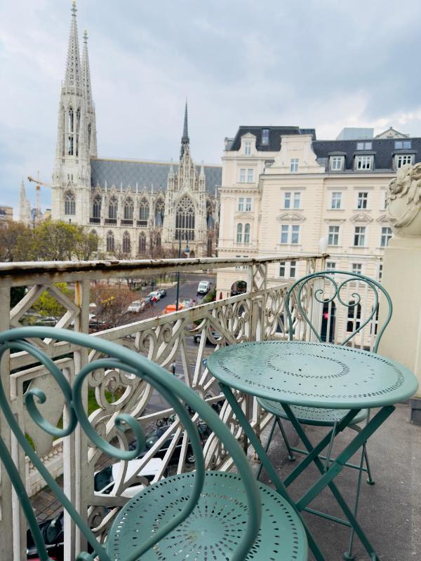 Superior Double Room with Balcony image 2