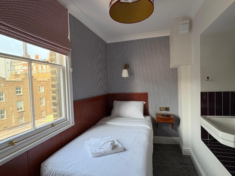 Single Room with Shared Bathroom image 4