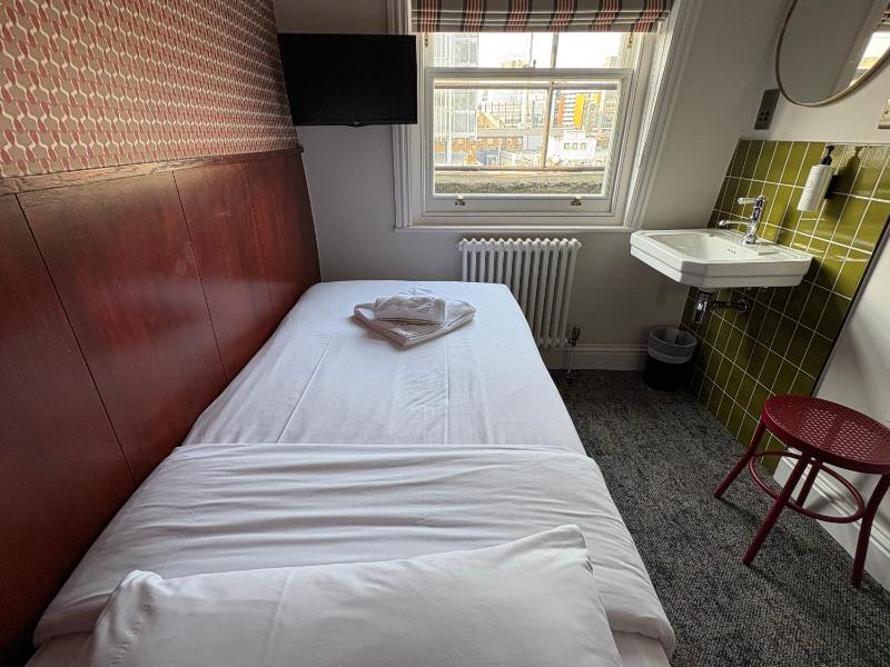 Single Room with Shared Bathroom image 3