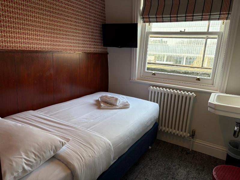 Single Room with Shared Bathroom image 2