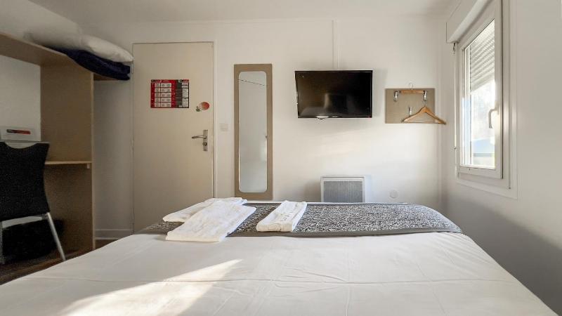Double Room image 4