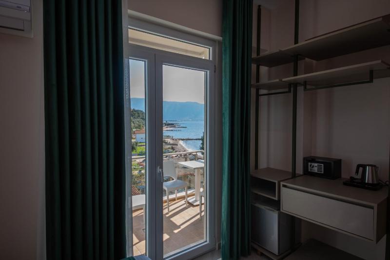 Double Room with Balcony and Partial Sea View image 1