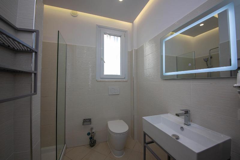 Triple Room with Balcony and Side Sea View image 4