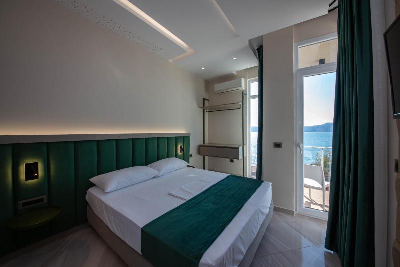 Family Suite with Balcony and Sea View image 1