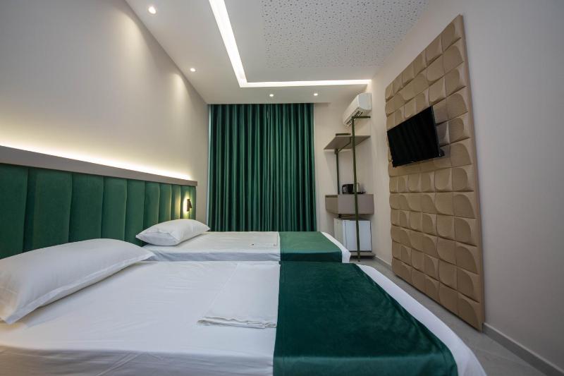 Family Suite with Balcony and Sea View image 2