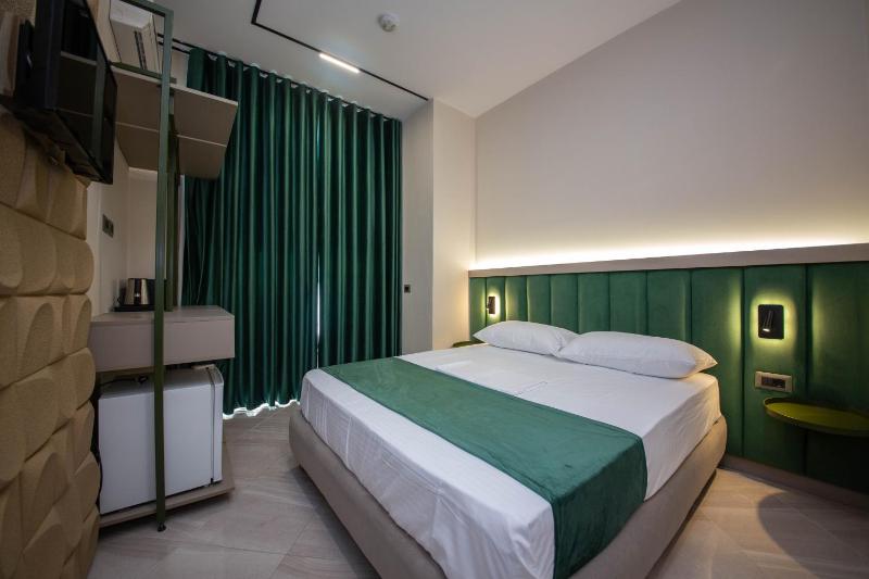 Double Room with Balcony and Sea View image 4