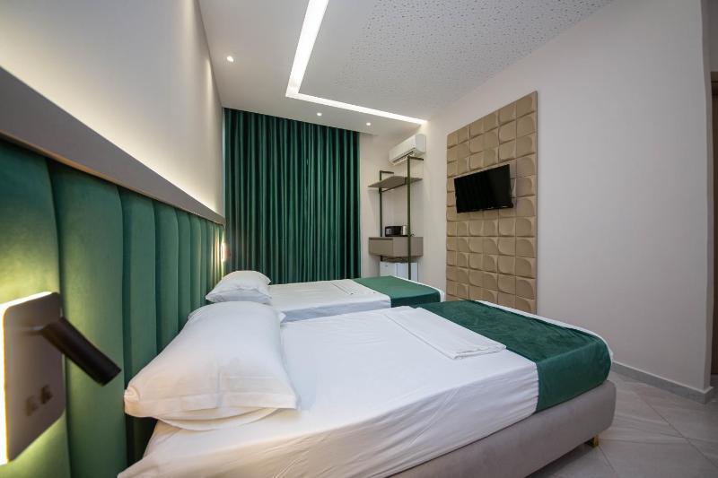 Family Suite with Balcony and Sea View image 3