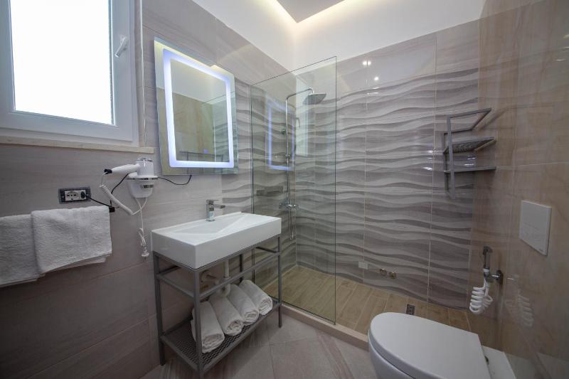 Family Suite with Balcony and Sea View image 4