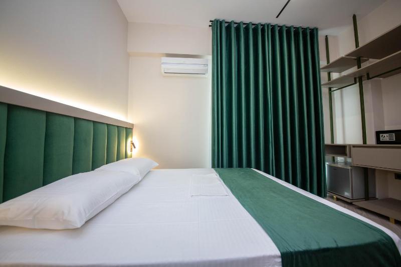 Double Room with Balcony and Partial Sea View image 3