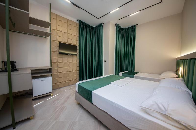 Triple Room with Balcony and Sea View image 4