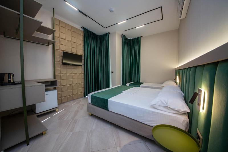 Triple Room with Balcony and Sea View image 3