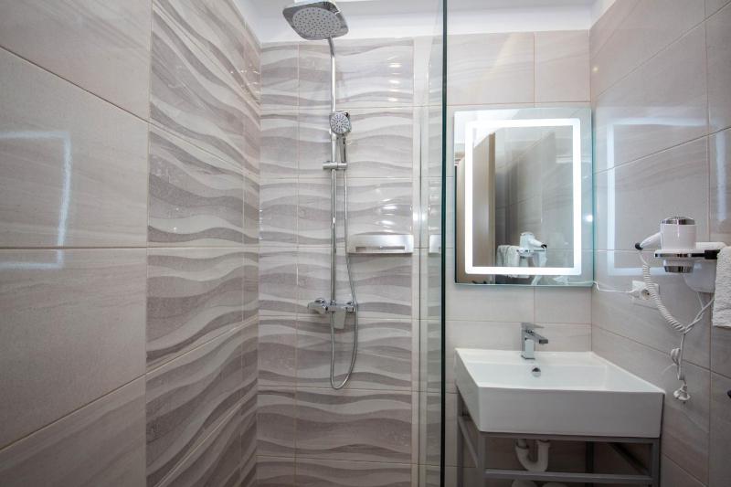 Double Room with Balcony and Partial Sea View image 4