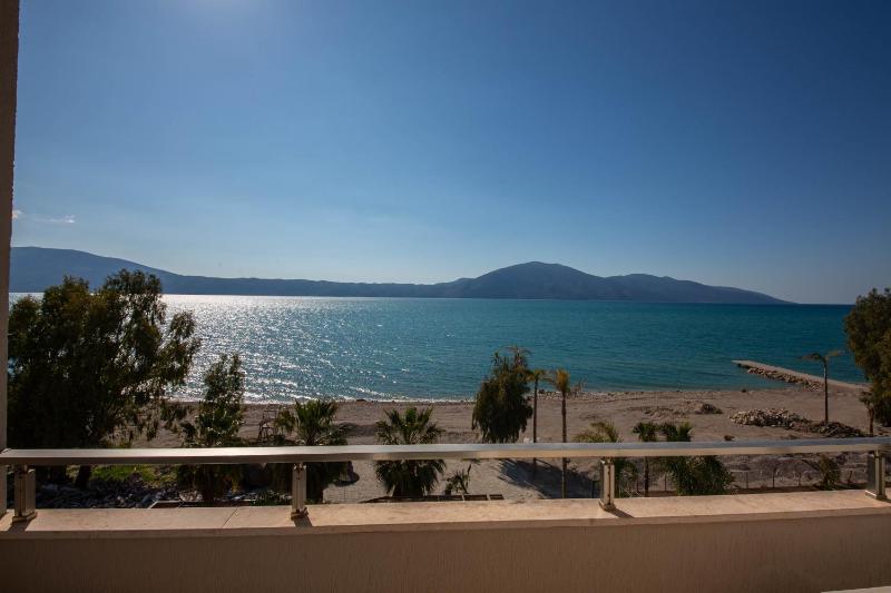 Double Room with Balcony and Sea View image 3