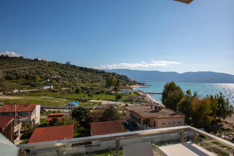 Triple Room with Balcony and Sea View image 2