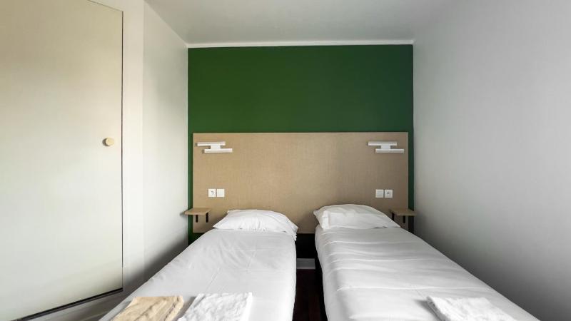 Twin Room image 4