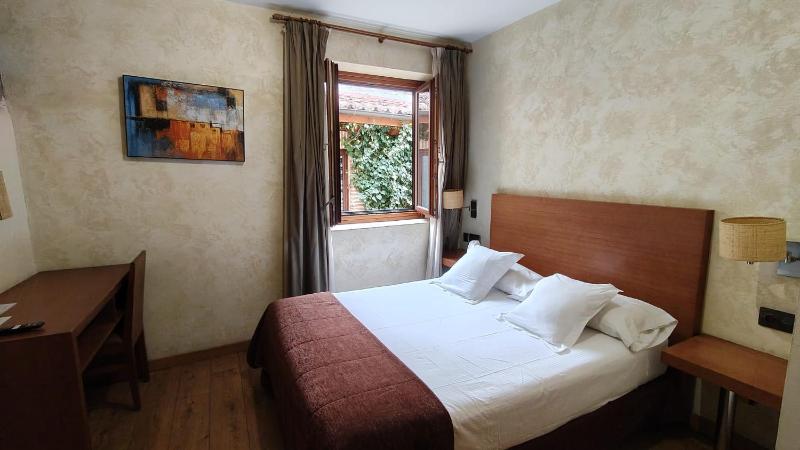 Standard Queen Room image 1