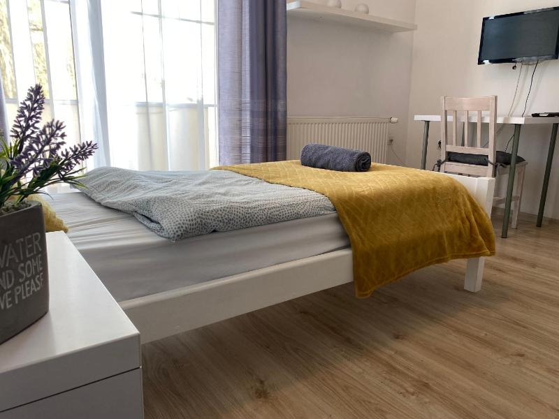 Single Room with Shared Bathroom image 3