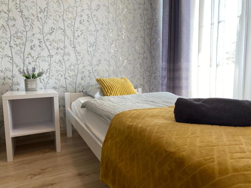 Single Room with Shared Bathroom image 4