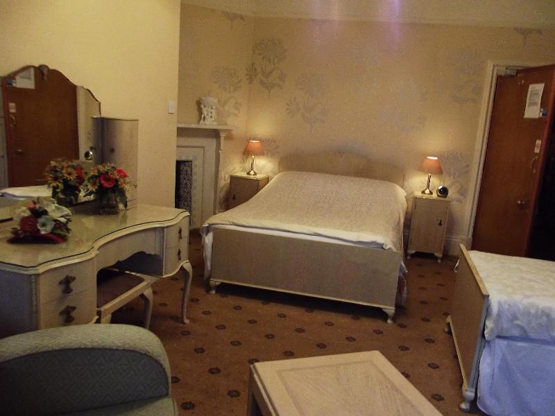 Twin Room with Private Bathroom image 2
