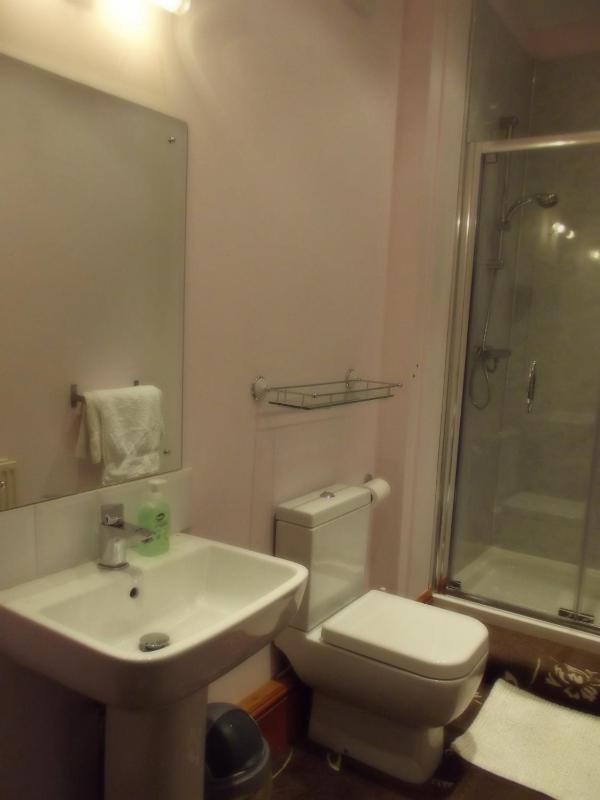 Twin Room with Private Bathroom image 1