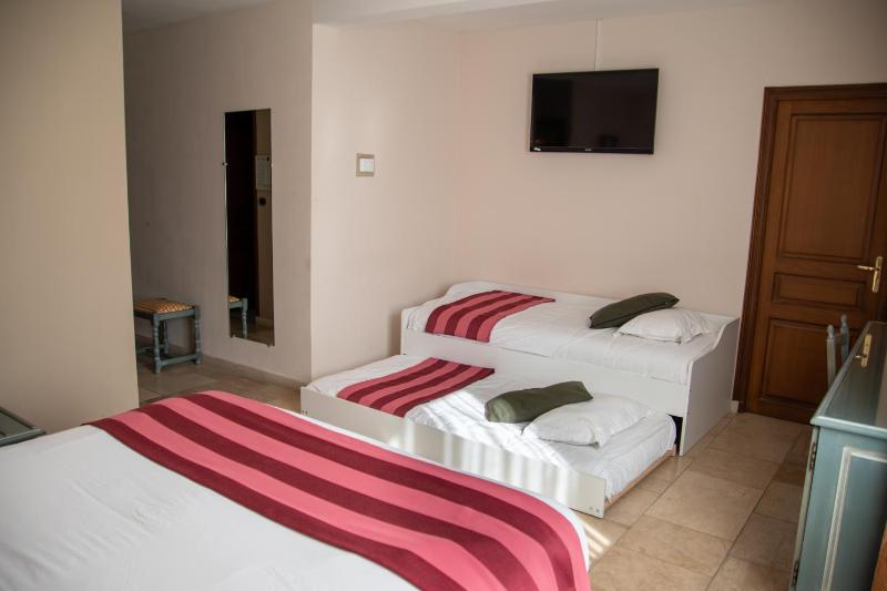 Quadruple Room with Bath image 4