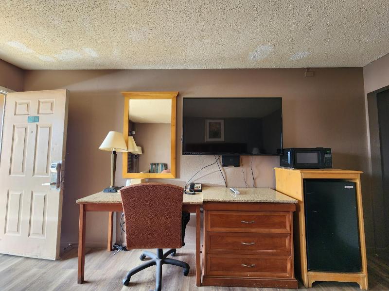 Deluxe King Room image 4