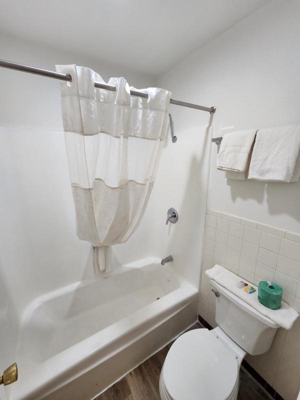 Double Room with Private Bathroom image 3