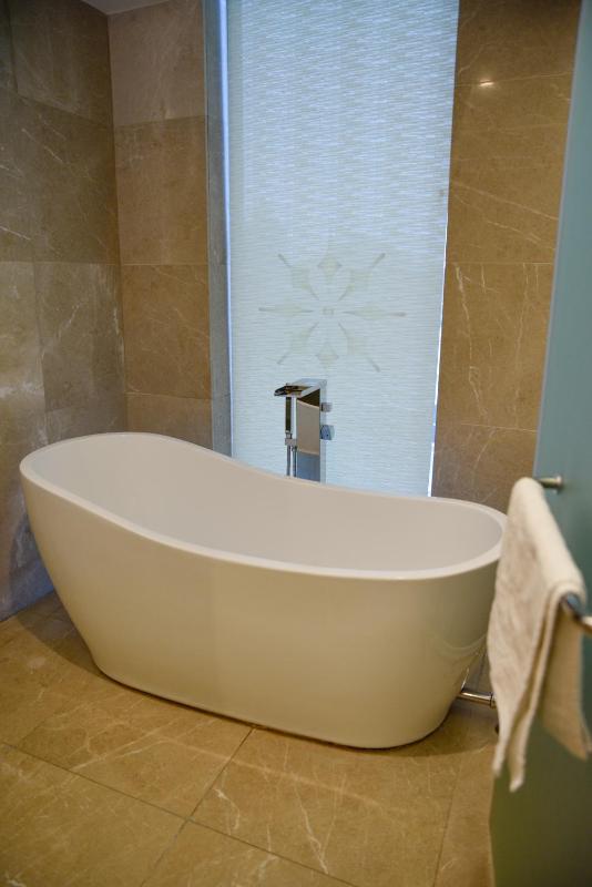 King Room with Spa Bath image 4