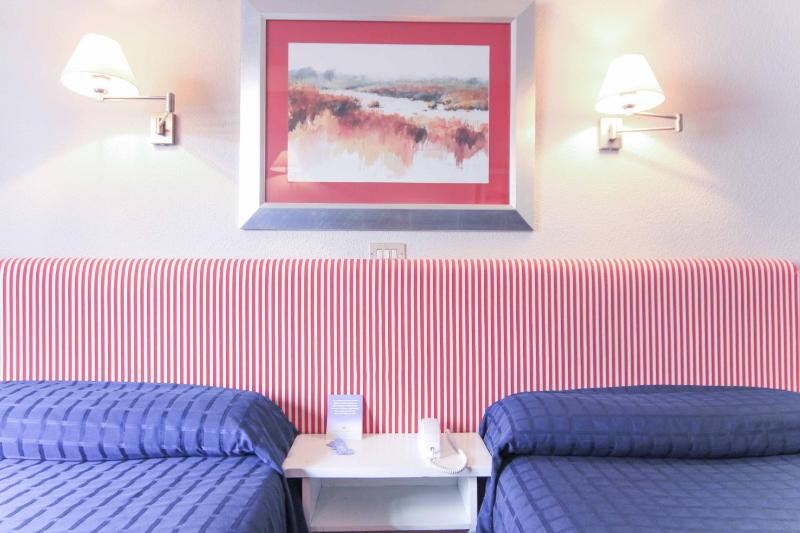 Twin Room image 2