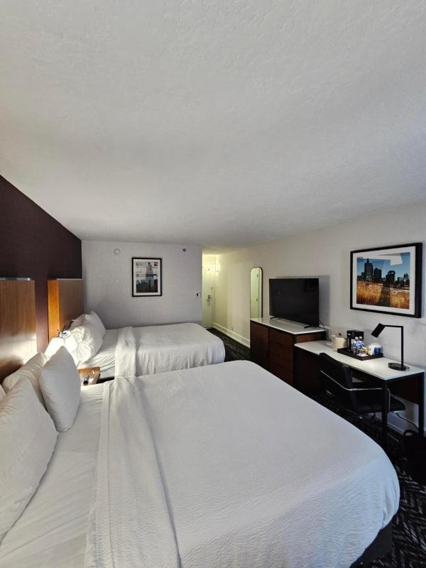 Queen Room with Two Queen Beds image 2