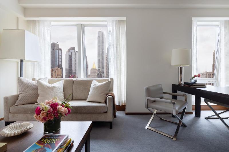 Club One-Bedroom Empire State View Suite image 4