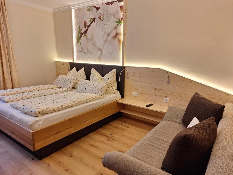 Double Room with Private Bathroom image 1