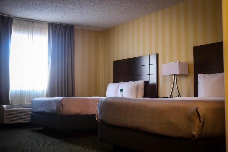 Queen Room with Two Queen Beds - Non-Smoking image 4