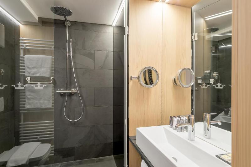 Basic Double Room image 2