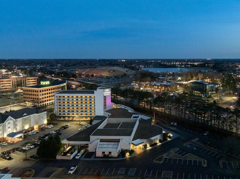 Crowne Plaza Virginia Beach Town Center by IHG - image 3