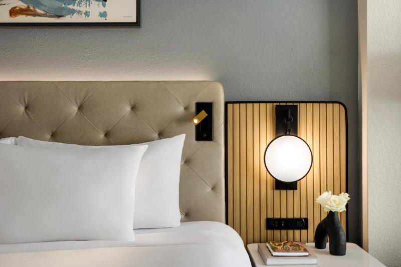 Standard King Room image 2