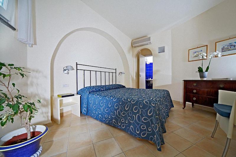 Economy Double Room image 3