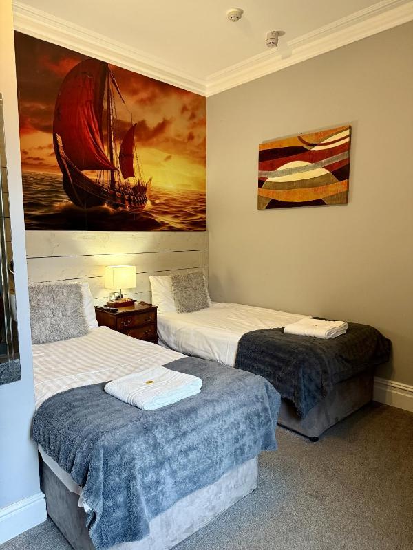 Twin Room with Private Bathroom image 4