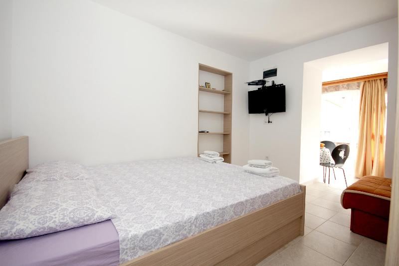 Studio Apartment with Sea View image 4