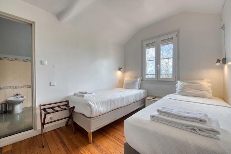 Standard Twin Room image 1