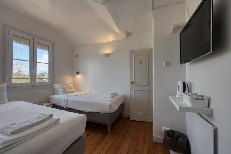 Standard Twin Room image 3