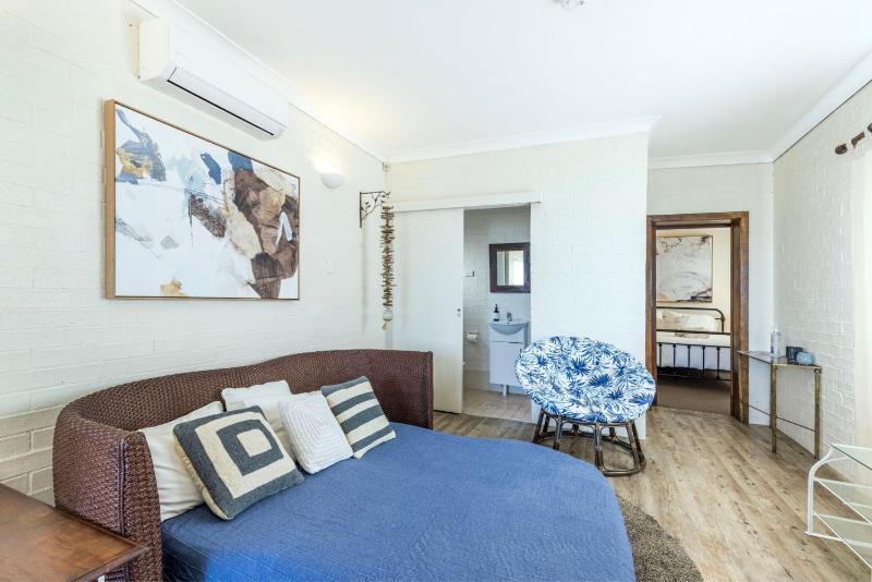 Quay's Cabin - Absolute Beachfront with Views - image 10