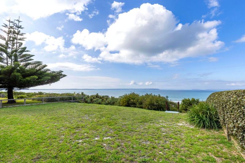 Quay's Cabin - Absolute Beachfront with Views - image 12