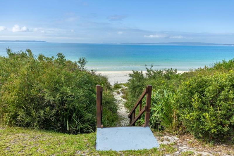 Quay's Cabin - Absolute Beachfront with Views - image 23