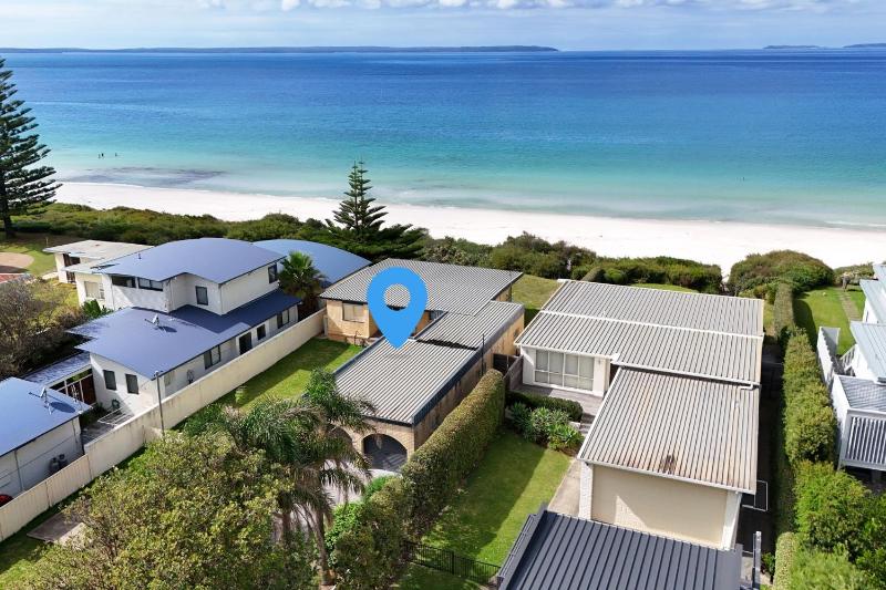 Quay's Cabin - Absolute Beachfront with Views - image 9