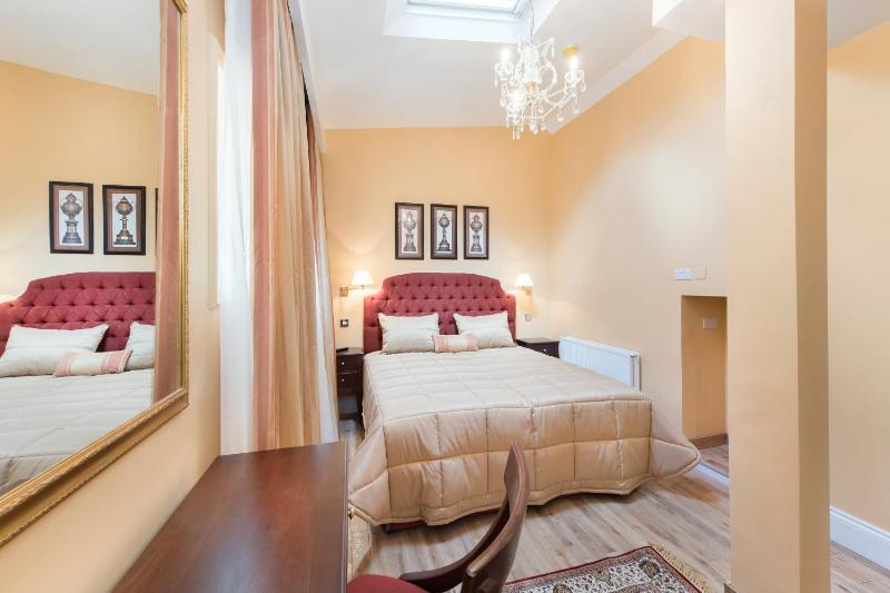 Deluxe Suite image 3