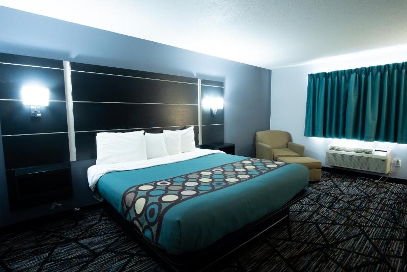 Deluxe King Room image 4