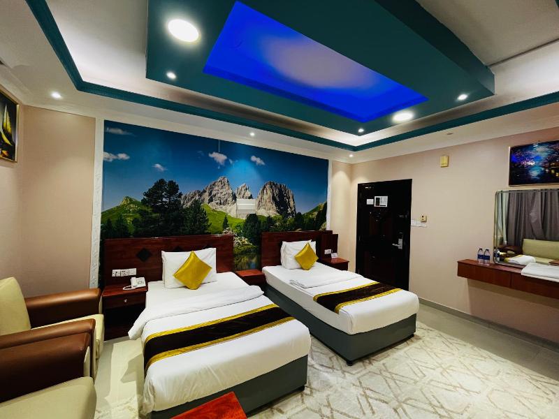 Standard Twin Room image 3