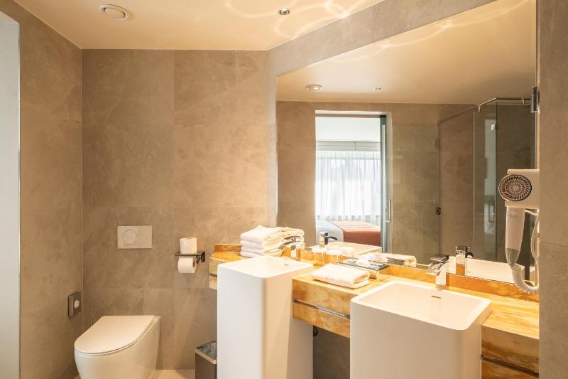 Deluxe Suite City View image 4