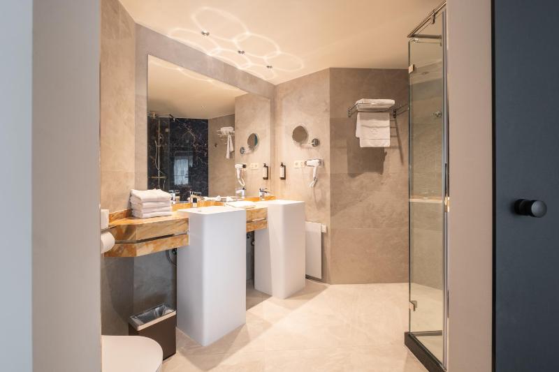 Deluxe Suite City View image 2